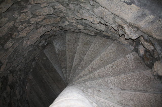 A typical castle stairwell. Author: Otourly CC BY-SA 3.0