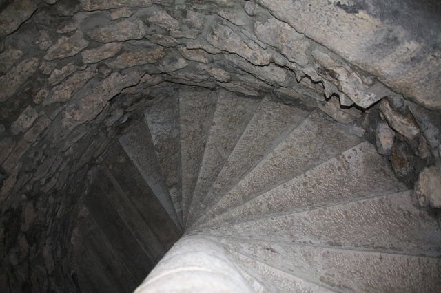 A typical castle stairwell. Author: Otourly CC BY-SA 3.0