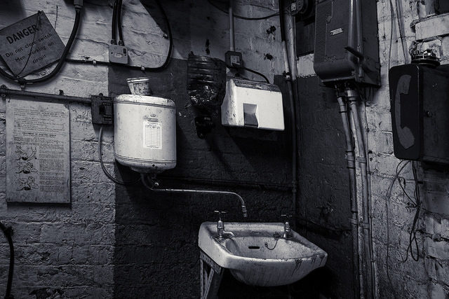 Astley Green Colliery bathroom/ Author: James Johnstone – CC BY 2.0