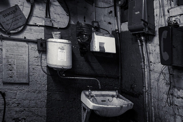 Astley Green Colliery bathroom/ Author: James Johnstone – CC BY 2.0