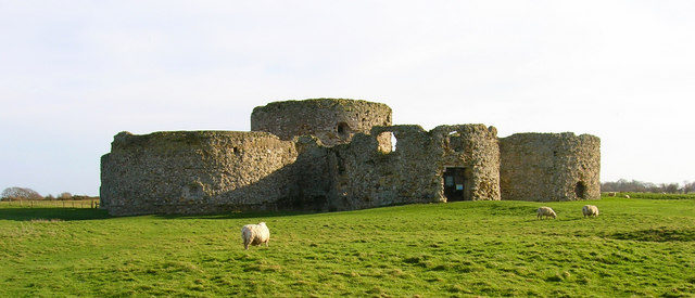 Camber Castle, seen from the north-west – Simon Carey – CC BY-SA 2.0