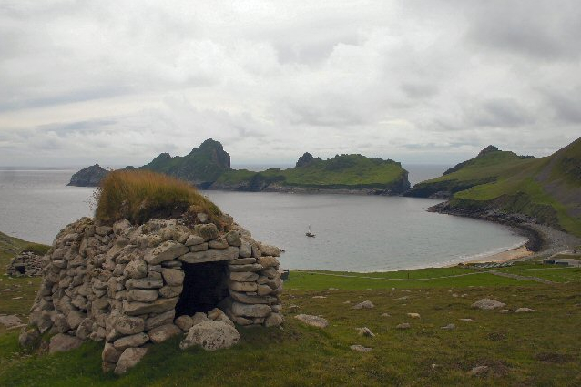 Dry stone hut or “cleit” from Village Bay – Author: Bob Jones – CC BY-SA 2.0