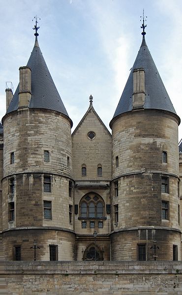 Closeup of the Conciergerie/ Author: King of Hearts – CC BY-SA 3.0