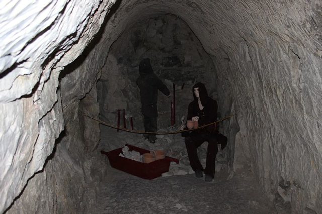 Depicting how chalk was mined. Author: Azymut (Rafał M. Socha) CC BY-SA 4.0