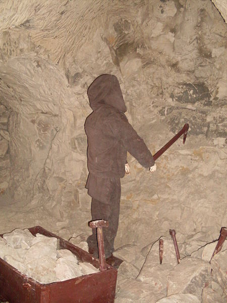 Depicting how chalk was mined. Author: Fotonews CC BY-SA 3.0 pl