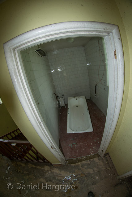 Destroyed bathtub in an empty room. Author: Daniel Hargrave CC BY 2.0