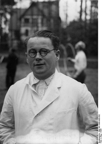 Dr Gebhardt. Author: Bundesarchiv, Bild 183-1986-0428-502 CC BY-SA 3.0 de