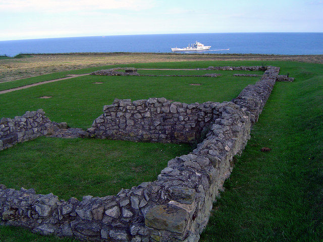 Great Chamber Hall ruins/ Author: Scott Rimmer – CC BY-SA 2.0