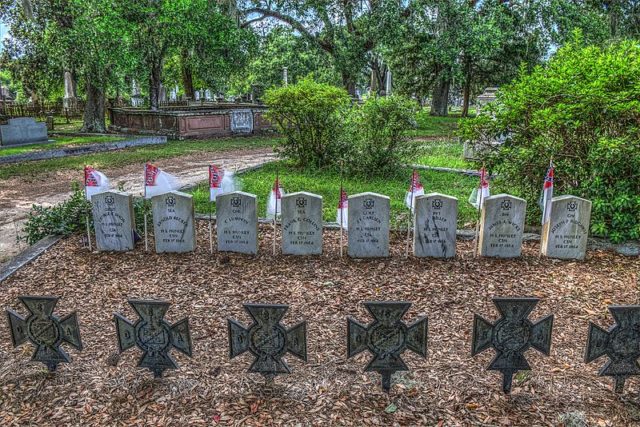 H.L. Hunley crew gravesite. Author: David Dugan CC BY-SA 3.0