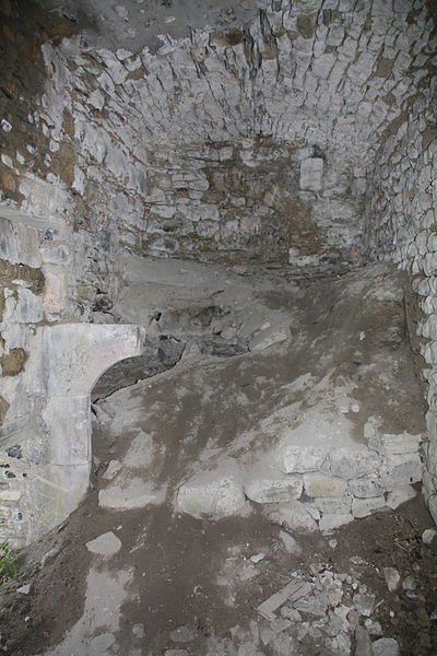 Heavily damaged part of the fort. Author: Otourly CC BY-SA 3.0