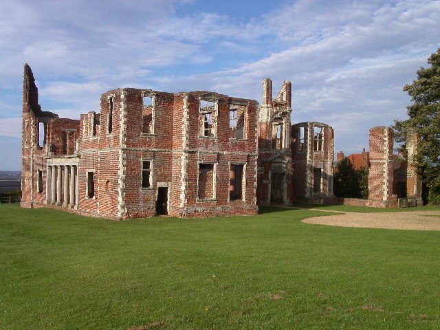 The south side and main entrance. Author: Dennis Jackson – CC BY-SA 2.0