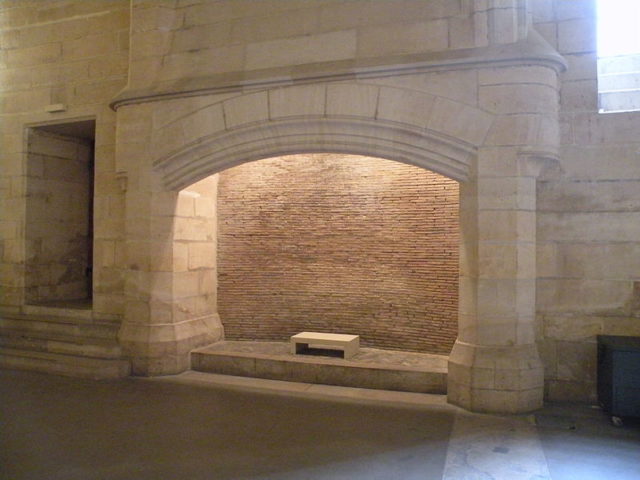 One of the enormous fireplaces/ Author: Chatsam – CC BY-SA 3.0