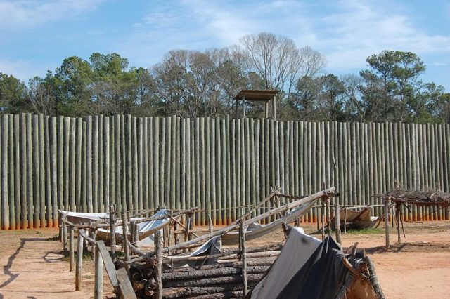 Reconstruction of the stockade wall. Author: Bubba73 CC BY-SA 3.0