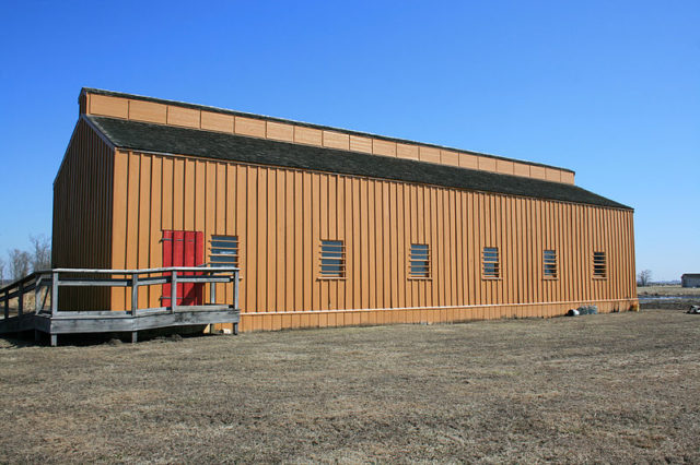 Reproduction of the POW barracks/ Author: combatphoto44 – CC BY 2.0