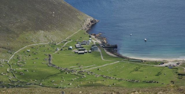 The village at Village Bay with the barracks of the MoD monitoring station – Author: Otter – CC BY-SA 3.0
