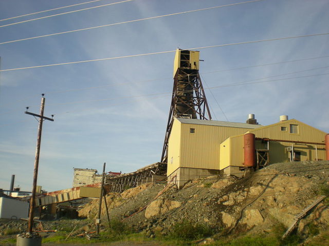 Some of the buildings found at the mine. Author: CambridgeBayWeather CC BY-SA 3.0