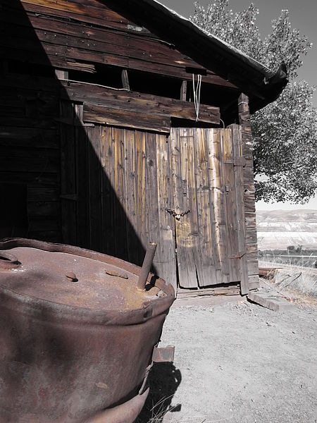 Some of the remaining wooden structures. Author: Slfarmer13 CC BY-SA 3.0