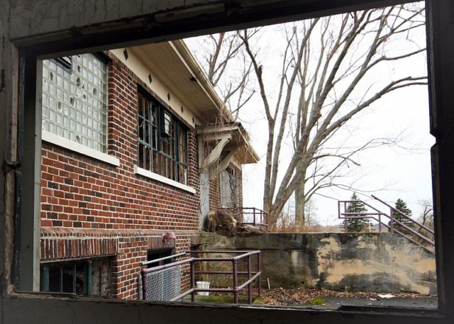 Some of the vandalized structures. Author: Shezamm CC BY-SA 2.0