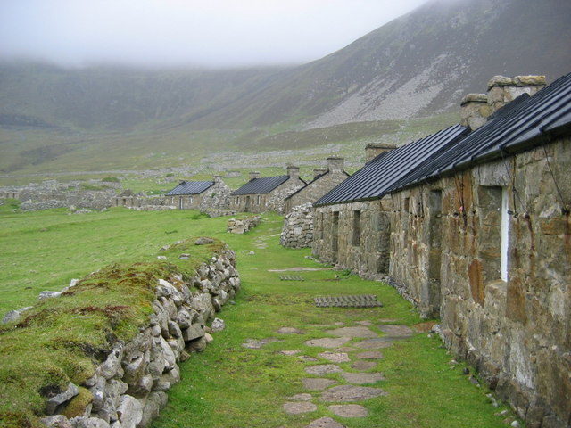 Main Street, the village, Hirta, St Kilda. Abandoned homes, some of which have been restored with new roofs – Author: Phillip Hughes – CC BY-SA 2.0