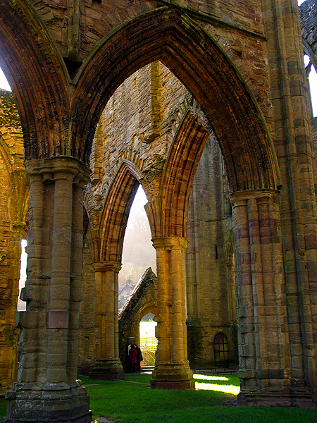 The abbey during sunset. Author: Pam Brophy CC BY-SA 2.0