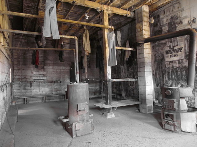 The coat room. Author: Slfarmer13 CC BY-SA 3.0
