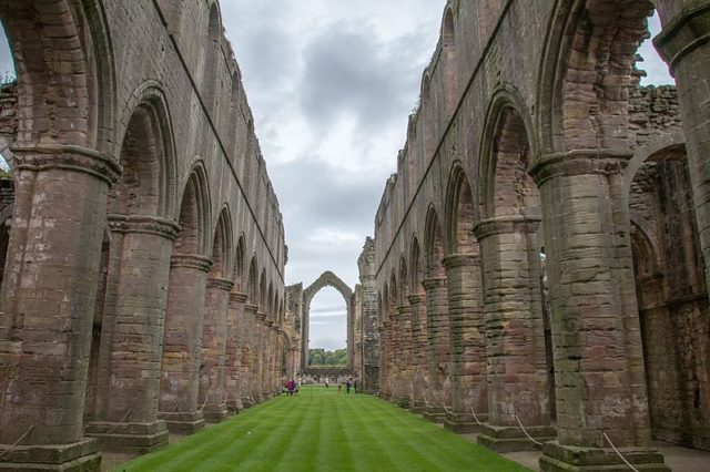 The interior of the abbey. Author: Mike Peel (www.mikepeel.net) CC BY-SA 4.0