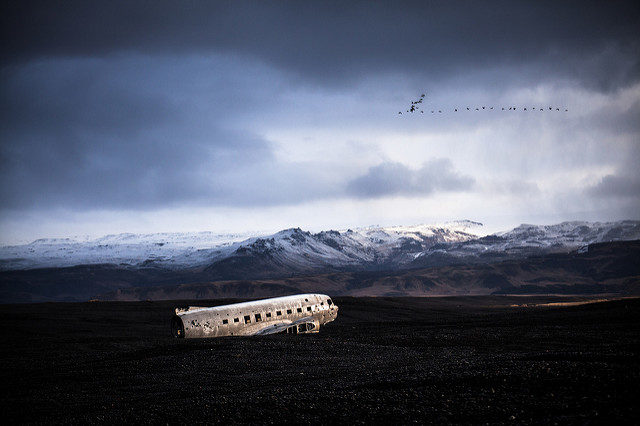 The plane crash photographed from a distance. Author: Daniel Sjöström CC BY-ND 2.0