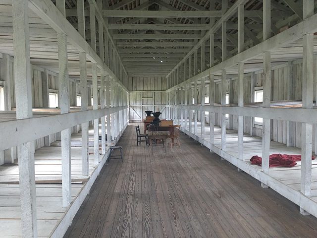 The reconstructed Prisoner Barracks/ Author: Brahmslover – CC BY-SA 4.0