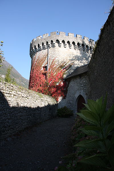 Red ivy climbing the tower. Author: Otourly CC BY-SA 3.0