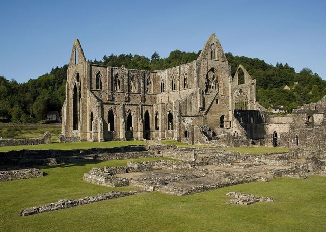 Tintern Abbey. Author: Saffron Blaze CC BY-SA 3.0