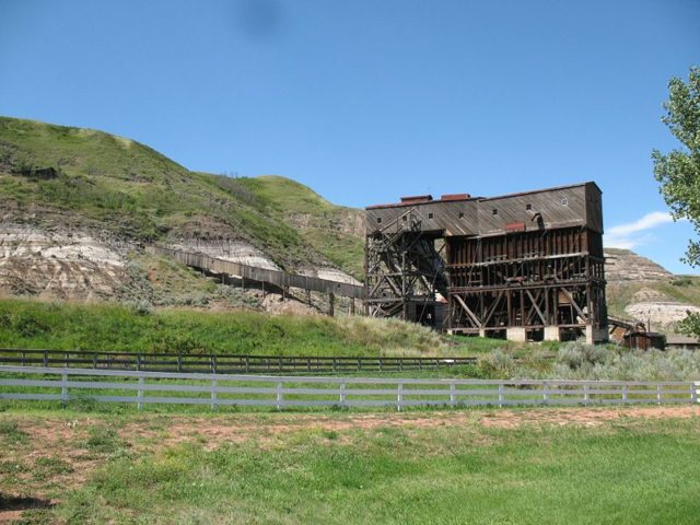 Tipple and ore conveyor. Author: Mascdman CC BY-SA 2.5