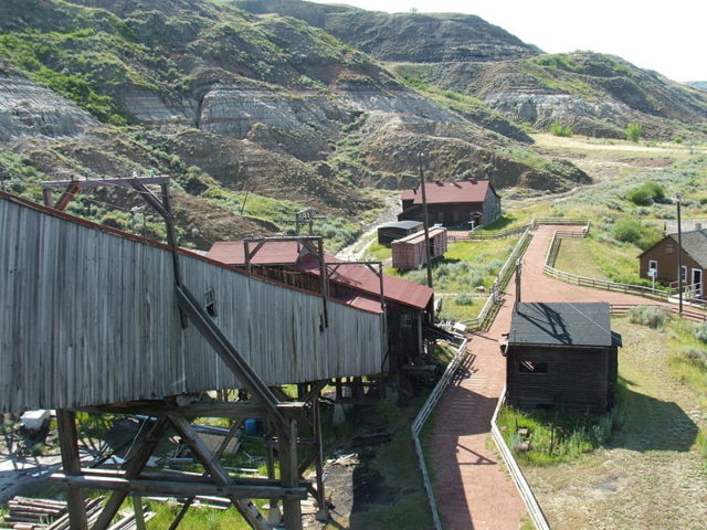 Tipple and ore conveyor alternative view. Author: Lukester878 CC BY-SA 3.0