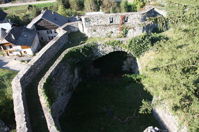View of the castle wall. Author: Otourly CC BY-SA 3.0