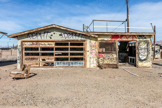 Abandoned building at Salton Sea shores – Author: Kevin Dooley – CC BY 2.0