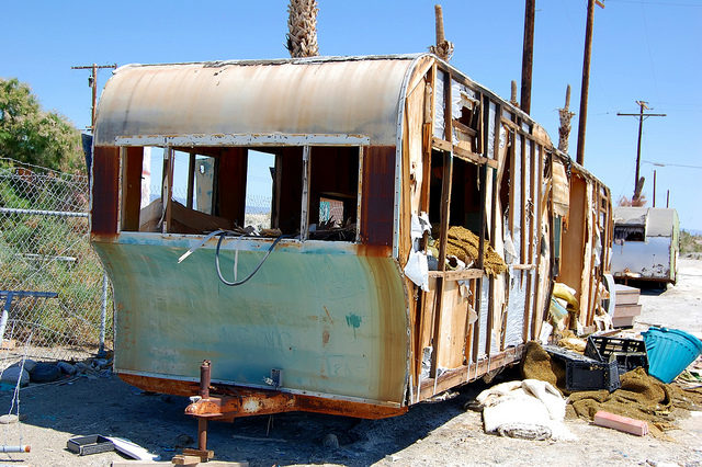 Abandoned trailers at Salton Sea, Marina Beach. – Author: Matthew Dillon – CC BY 2.0