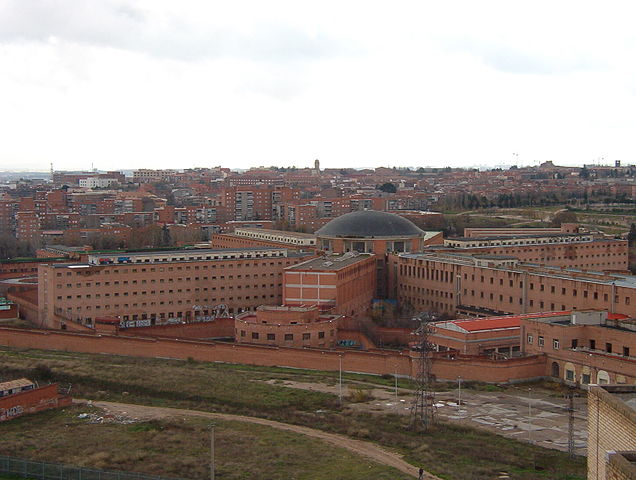 View of the Carabanchel Prison in 2003 from a building on Calle Ocaña. – Author: k-naia – CC BY-SA 2.0