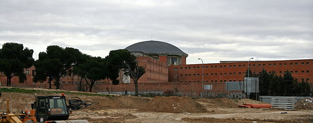 View of the Carabanchel prison from the Las Cruces park – Author: Mr. Tickle – CC BY 2.5