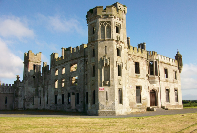 The front side of the ruins/ Author: Irlandahijo – CC BY-SA 3.0