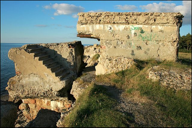 The ruins are slowly falling into the sea/ Author: Laima Gūtmane (simka… – CC BY-SA 3.0