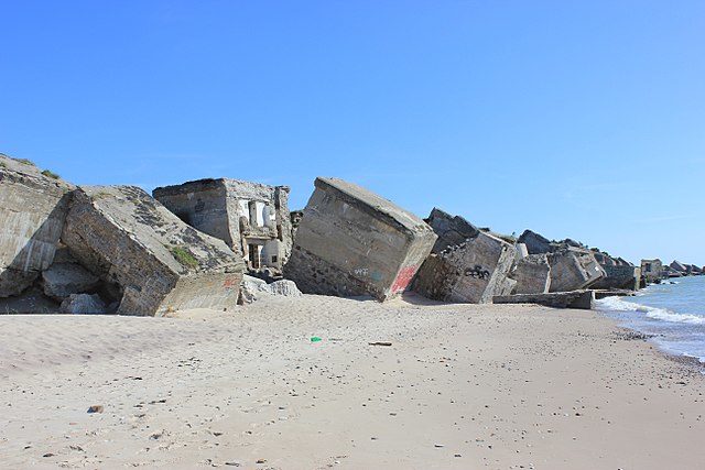 Ruined concrete structures in the sand/ Author: Andrzej Otrębski – CC BY-SA 4.0