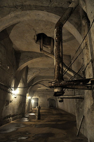 A tunnel with horizontal arches for support/ Author: VinceB – CC BY-SA 3.0