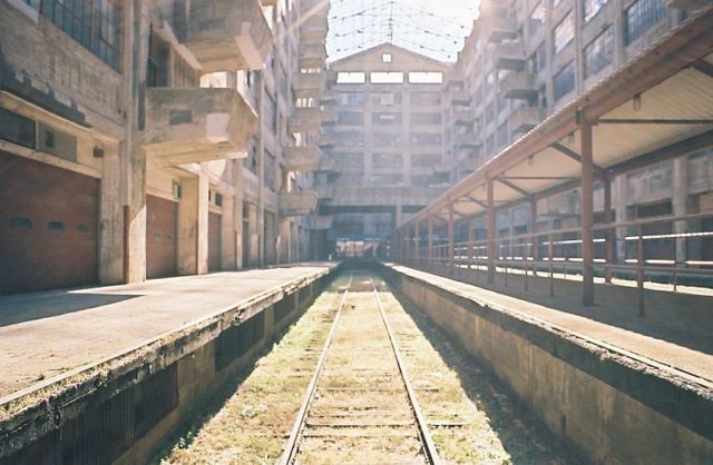 Abandoned railway tracks different angle. Author: Joshsjackson CC BY-SA 4.0