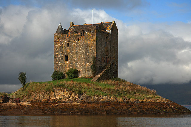 Castle Stalker closer view. Author: Mike Searle CC BY-SA 2.0