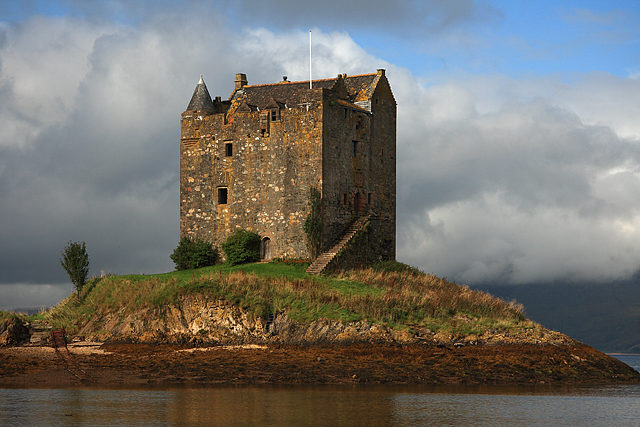 Castle Stalker closer view. Author: Mike Searle CC BY-SA 2.0