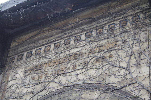 Close-up of the gold letters. Author: Peter Greenberg CC BY-SA 3.0