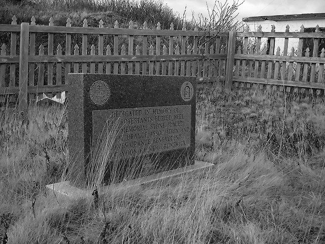 Dedicated in memory of all Protestants buried here/ Author: Ian Mackenzie CC BY 2.0