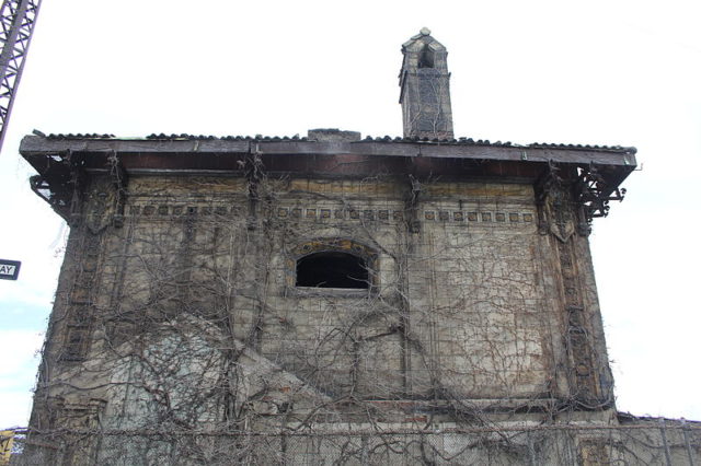 Detail of the facade and terra cotta. Author: Peter Greenberg CC BY-SA 3.0