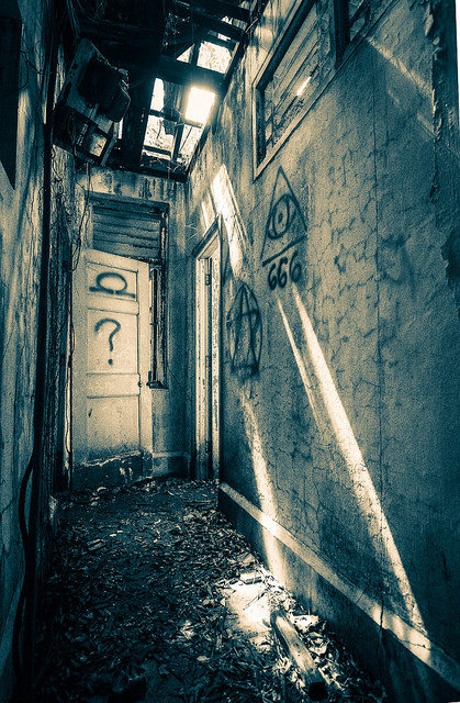 Heavily damaged hallway. Author: Robert Haandrikman CC BY 2.0