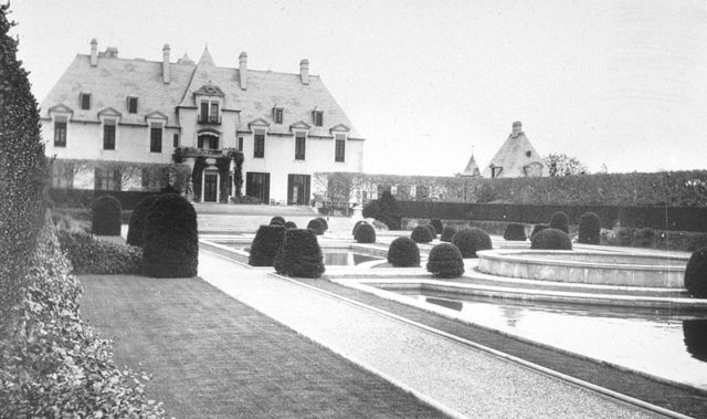 Historical photo of the house. Author: Bremer W. Pond Public Domain