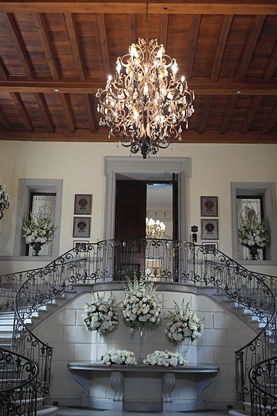 Main entrance and staircase. Author: Lolalatorre CC BY-SA 3.0